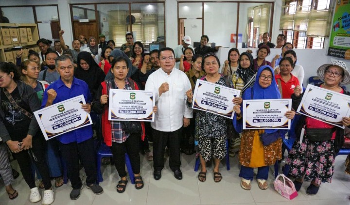 Wali Kota Pematangsiantar Wesly Silalahi, SH, MKn, Serahkan Bantuan Kepada Pedagang Terdampak kebakaran Pasar Dwikora.