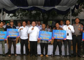 Wali Kota Pematangsiantar Wesly Silalahi, SH, MKn Salurkan BLT DBHCHT Kepada Warga Penerima Manfaat.