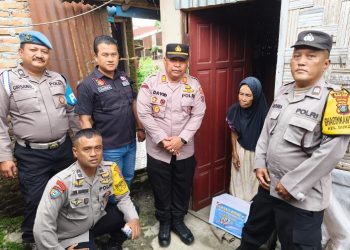 Sambut HUT Bhayangkara Ke - 80, Polsek Siantar Marihat Berikan Bansos Kepada Warga di Gang Rambe Sentral Marihat.