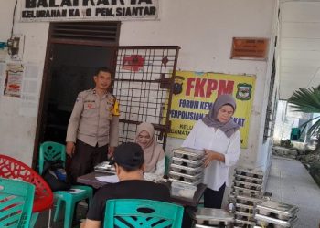 Bhabinkamtibmas Polsek Siantar Selatan Monitoring Distribusi MBG Kepada Warga di Kantor Kelurahan Karo.