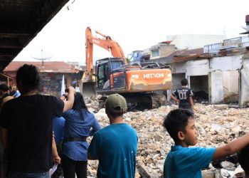 Pemko Pematangsiantar Melalui BPBD Memulai Proses Perobohan Bangunan Pasar Dwikora Yang Terbakar Dengan Alat Berat.