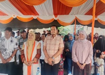 Anggota DPRD Kota Pematangsiantar Sabariah Harahap Foto Bersama Dengan Camat Martoba, Lurah Tanjung Pinggir Serta Peserta Reses.