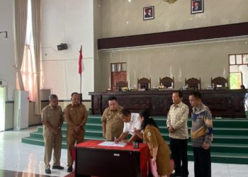 Ketua DPRD Kota Pematangsiantar Timbul Marganda Lingga, SH Bersama 2 Wakil Ketua DPRD Ir. Daud Simanjuntak, MM & Frengky Saragih, ST Tanda Tangani Banperda.