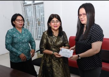 Ketua TP PKK Kota Pematangsiantar Ny Liswati Wesly Silalahi, SH, MKn Serahkan Yali Asih Kepada Kader TP PKK Kota Pematangsiantar Yang Terdampak Kebakaran Pasar Dwikora.