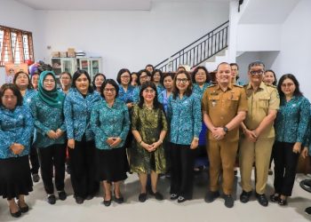 Ketua TP PKK Kota Pematangsiantar Ny Liswati Wesly Silalahi Bersama TP PKK Melakukan Monitoring Lomba Lingkungan Bersih dan Sehat (LBS) di Kantor Lurah Nagahuta.