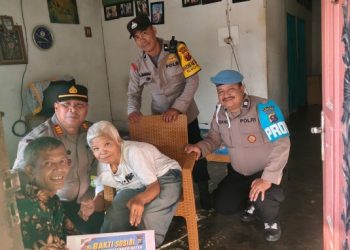 Sambut HUT Bhayangkara Ke - 80, Polsek Siantar Marihat Berikan Bansos Kepada Lansia.