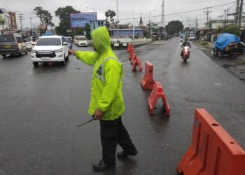 Tinjut Laporan CC 110, Sat Lantas Polres Pematangsianțar Urai Kemacetan Arus Lalin di Jalan Parapat.