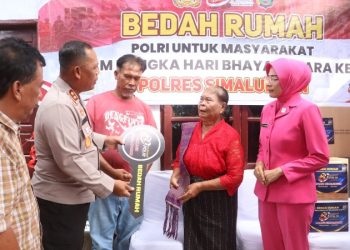Sambut HUT Bhayangkara Ke - 80, Kapolres Simalungun Serahkan Kunci Rumah & Bantuan Untuk Opung Sipayung Lewat Program Bedah Rumah.