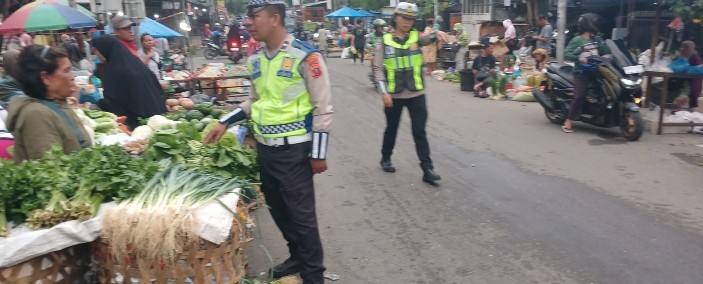 Sat Lantas Polres Pematangsiantar Laksanakan Dikmas Lantas Penling - Penluh di Jalan di Pasar Dwikora.