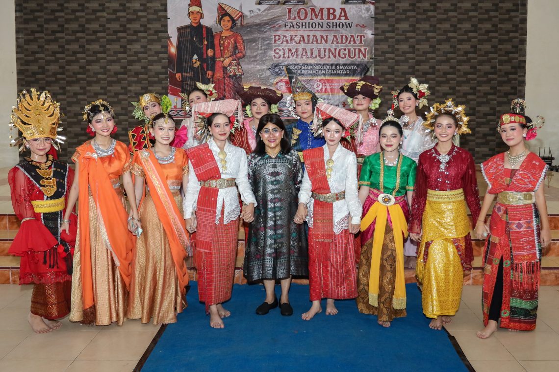 Ketua Dekranasda Kota Pematangsiantar Ny Liswati Wesly Silalahi Hadiri Acara Lomba Fashion Show Pakaian Adat Simalungun Tingkat SMP Negeri & Swasta Kota Pematangsiantar.