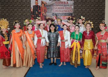 Ketua Dekranasda Kota Pematangsiantar Ny Liswati Wesly Silalahi Hadiri Acara Lomba Fashion Show Pakaian Adat Simalungun Tingkat SMP Negeri & Swasta Kota Pematangsiantar.