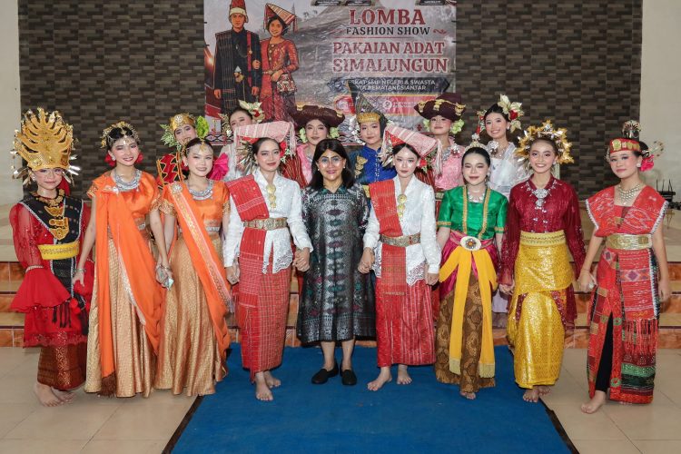 Ketua Dekranasda Kota Pematangsiantar Ny Liswati Wesly Silalahi Hadiri Acara Lomba Fashion Show Pakaian Adat Simalungun Tingkat SMP Negeri & Swasta Kota Pematangsiantar.