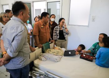 Wali Kota Pematangsiantar Wesly Silalahi, SH, MKn Diwakili Sekda Junaedi Antonius Sitanggang, SSTP, MSi Kunjungi Korban Akibat Longsor.