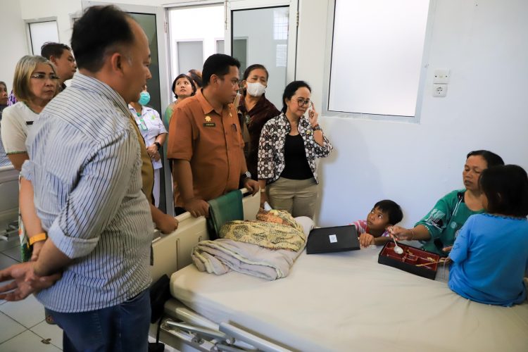 Wali Kota Pematangsiantar Wesly Silalahi, SH, MKn Diwakili Sekda Junaedi Antonius Sitanggang, SSTP, MSi Kunjungi Korban Akibat Longsor.