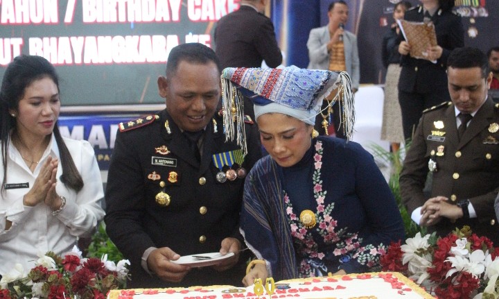 Puncak HUT Bhayangkara Ke - 80, Kapolres Simalungun Pimpin Potong Tumpeng Syukuran Penuh Kehangatan.
