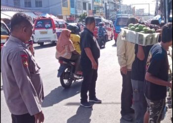 Polsek Siantar Barat Laksanakan Patroli Jalan Kaki Siang Hari Antisipasi 3C di Pasar Horas.