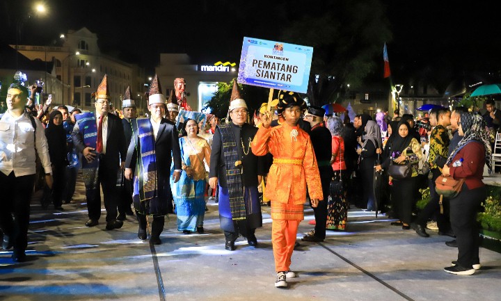 Wali Kota Pematangsiantar Wesly Silalahi, SH, MKn Pimpin Penampilan Pesona Budaya Simalungun serta Ragam Etnis di Karnaval Budaya Nusantara “The Sparkling of Local Heroes & Culture”.