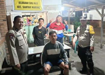 Bhabinkamtibmas Polsek Siantar Marihat SALING di Pos Kamling Sampaiian Pesan Kamtibmas.  