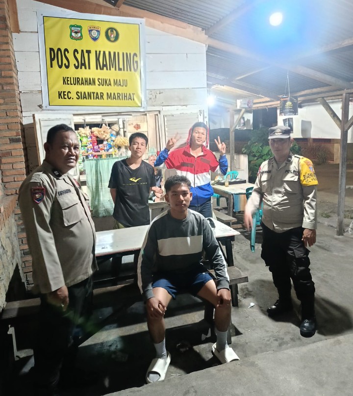Bhabinkamtibmas Polsek Siantar Marihat SALING di Pos Kamling Sampaiian Pesan Kamtibmas.