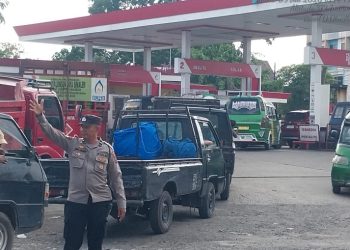 Antisipasi Kemacetan, Polsek Sianțar Utara Lakukan Gatur Lalin di SPBU Jalan Patuan Nagari.