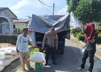 Bhabinkamtibmas Dampingi Penjualan Jagung Petani Binaan Kapolseķ Siantar Marihat.
