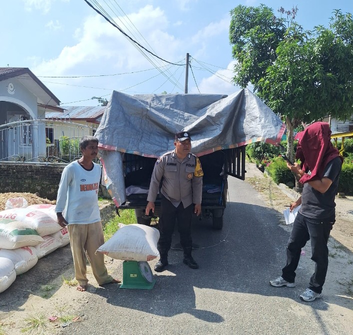 Bhabinkamtibmas Dampingi Penjualan Jagung Petani Binaan Kapolseķ Siantar Marihat.