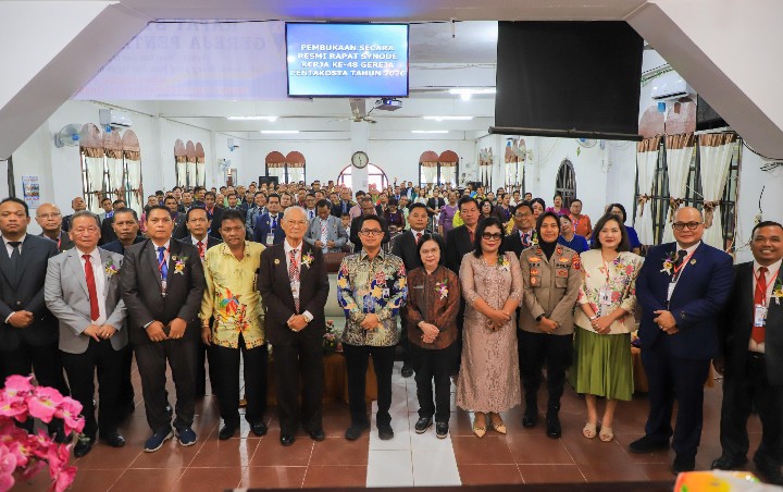 Wali Kota Pematangsiantar Wesly Silalahi, SH, MKn Diwakili Staf Ahli Bidang Pemerintahan Dra Happy Oikumenis Daely Hadiri Pembukaan Rapat Sinode Kerja Ke - 48 Gereja Pentakosta.