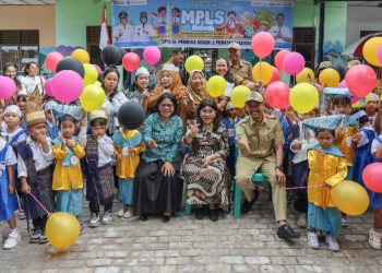 Bunda PAUD Kota Pematangsiantar Ny Liswati Wesly Silalahi Hadiri Pembukaan MPLS di UPTD TK Pembina Negeri 2.