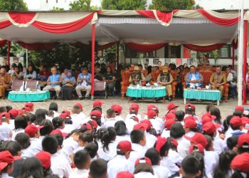 Wali Kota Pematangsiantar Wesly Silalahi, SH, MKn Buka MPLS di UPTD SD Negeri 122332.