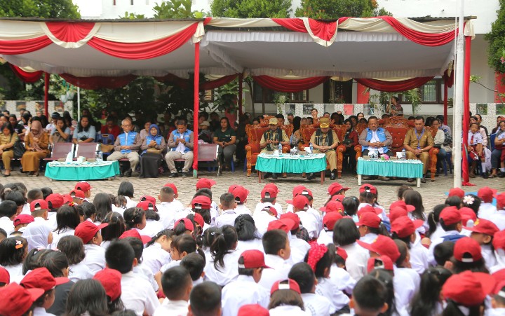 Wali Kota Pematangsiantar Wesly Silalahi, SH, MKn Buka MPLS di UPTD SD Negeri 122332.