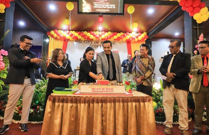 Kegiatan Pemotongan Kue Dalam Rangka HUT GBI COP.