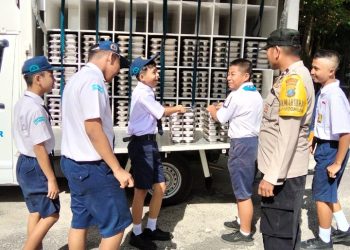 Bhabikamtibmas Polsek Siantar Timur Monitoring Distribusi MBG di UPTD SMPN 1 Jalan Merdeka.