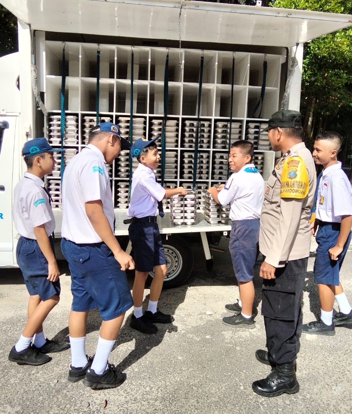 Bhabikamtibmas Polsek Siantar Timur Monitoring Distribusi MBG di UPTD SMPN 1 Jalan Merdeka.