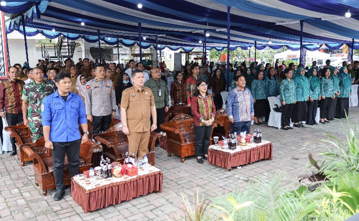 Anggota Komisi II DPRD Kota Pematangsiantar Aprial Ginting Foto Bersama Dengan Peserta Kegiatan UMKM Tahun 2026.