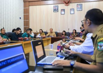 Wali Kota Pematangsiantar Wesly Silalahi, SH, MKn diwakili Asisten Bidang Pemerintahan dan Kesejahteraan Rakyat (Kesra) Fidelis Edy Suranta Sembiring, SSTP, MSi Ikuti Pembahasan Rancangan Perwa Tentang Posyandu.
