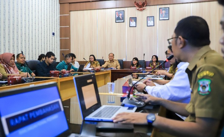 Wali Kota Pematangsiantar Wesly Silalahi, SH, MKn diwakili Asisten Bidang Pemerintahan dan Kesejahteraan Rakyat (Kesra) Fidelis Edy Suranta Sembiring, SSTP, MSi Ikuti Pembahasan Rancangan Perwa Tentang Posyandu.