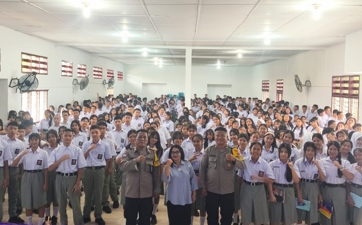 Bhabinkamtibmas Polsek Siantar Marihat Berikan Arahan Wasbang Kepada Siswa/ Siswi Baru SMA N. 1.