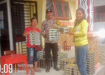 Bhabinkamtibmas Polsek Siantar Marihat Hadiri Pendistribusian MBG Kepada Warga Penerima B3.