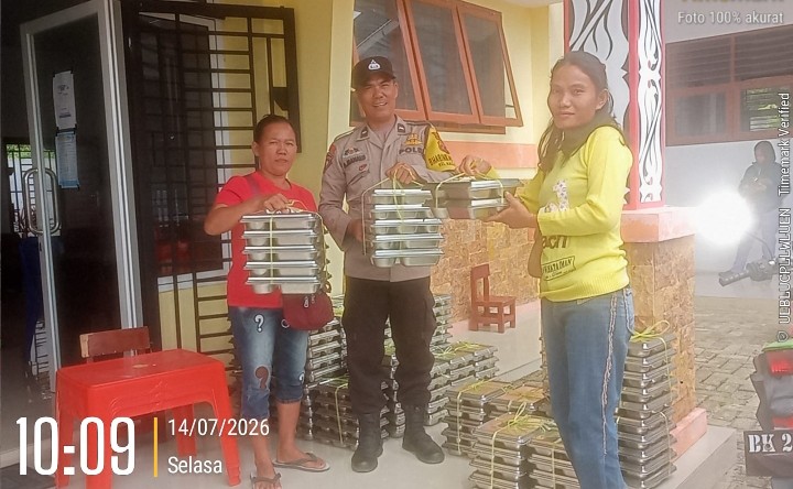 Bhabinkamtibmas Polsek Siantar Marihat Hadiri Pendistribusian MBG Kepada Warga Penerima B3.