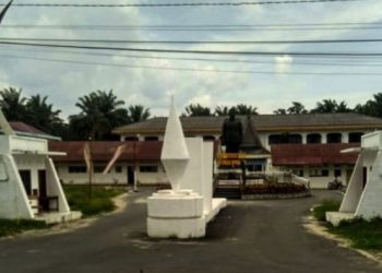 Teks foto: Payung Pendiri Universitas Simalungun.