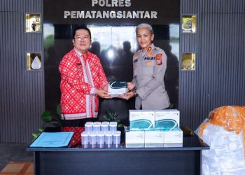 Wali Kota Pematangsiantar Wesly Silalahi, SH, MKn Serahkan Bantuan Alat Tes Urine Kepada Polres Pematangsiantar.