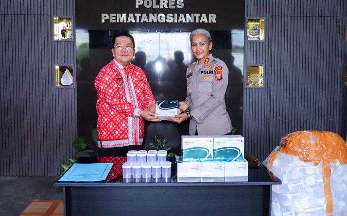 Wali Kota Pematangsiantar Wesly Silalahi, SH, MKn Serahkan Bantuan Alat Tes Urine Kepada Polres Pematangsiantar.