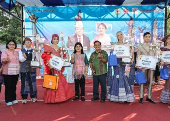 Ketua Dekranasda Kota Pematangsiantar Ny Liswati Wesly Silalahi Menutup Kegiatan UMKM Siantar Expo 2026.
