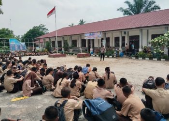 Kanit Binmas Polsek Siantar Martoba Edukasi Bahaya Narkoba Dalam Kegiatan MPLS di SMA Negeri 6.