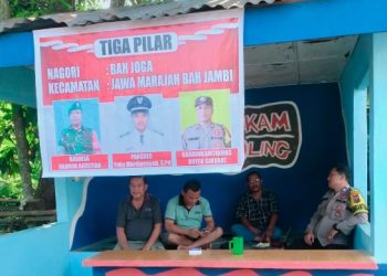Perkuat Keamanan Lingkungan, Bhabinkamtibmas Polsek Tanah Jawa Dorong Pembentukan Pos Kamling Bersama Warga.