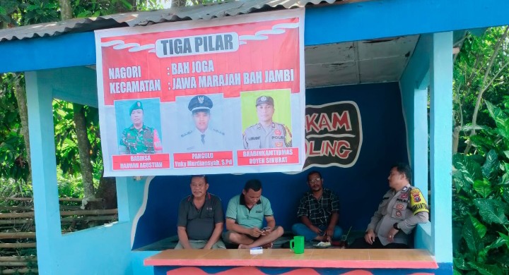 Perkuat Keamanan Lingkungan, Bhabinkamtibmas Polsek Tanah Jawa Dorong Pembentukan Pos Kamling Bersama Warga.