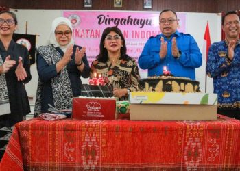 Ketua TP PKK Kota Pematangsiantar Ny Liswati Wesly Silalahi Bersama Para Bidan di Kota Pematangsiantar Merayakan Hari HUT Ke.- 75 Ikatan Bidan Indonesia (IBI).