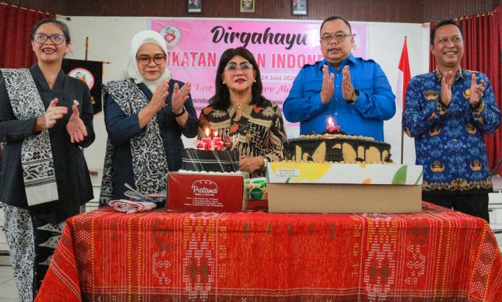 Ketua TP PKK Kota Pematangsiantar Ny Liswati Wesly Silalahi Bersama Para Bidan di Kota Pematangsiantar Merayakan Hari HUT Ke.- 75 Ikatan Bidan Indonesia (IBI).