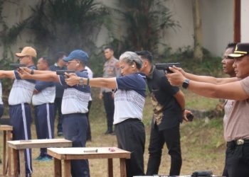 Asah Kemampuan, Kapolres Pematangsiantar Pimpin Latihan Menembak.