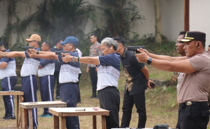 Asah Kemampuan, Kapolres Pematangsiantar Pimpin Latihan Menembak.